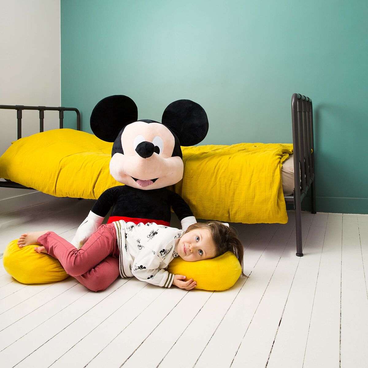 petite fille qui dort sur les pieds de la peluche mickey de 120cm