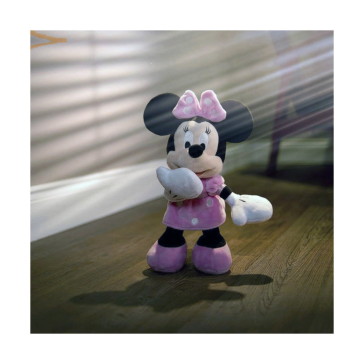 peluche minnie qui se tient debout