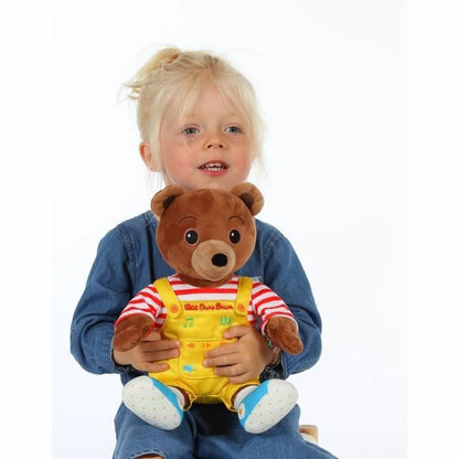 petite fille qui tient la peluche petit ours brun