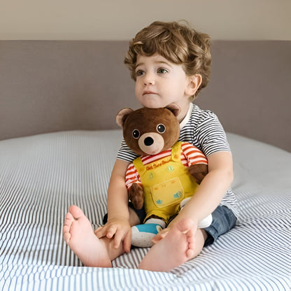 petit garçon qui jour avec une peluche petit ours brun