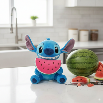 peluche stitch qui tient une pastèque, assis dans une cuisine