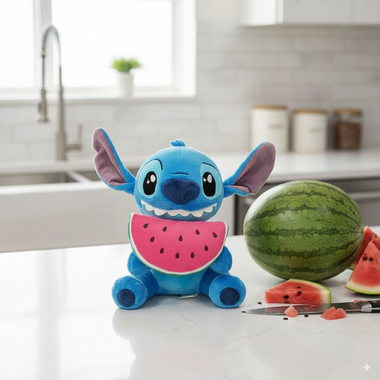 peluche stitch qui tient une pastèque, assis dans une cuisine