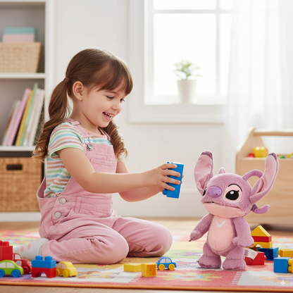 petite fille qui joue avec la peluche stitch rose