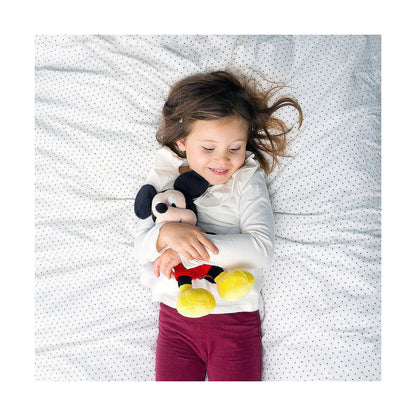 petite fille qui tient sa peluche disney mickey
