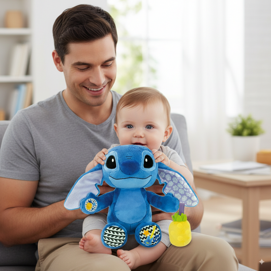 peluches stitch sonore dans les main d'un enfant