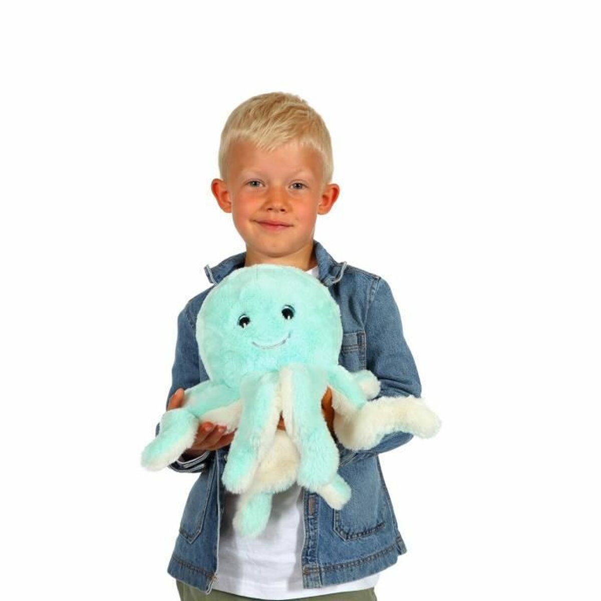 poulpe en peluche octopus bleu dans les bras d'un petit garçon