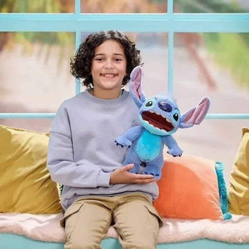 jeune garçon avec le stitch peluche interactif